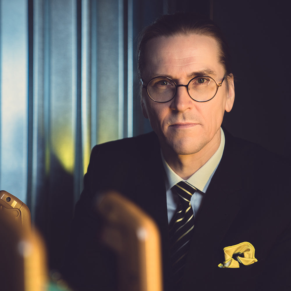 Mikko Hyppönen looking smart wearing Herrasmieshakkerit x FatCloth multipurpose pocket square reverse fold 
